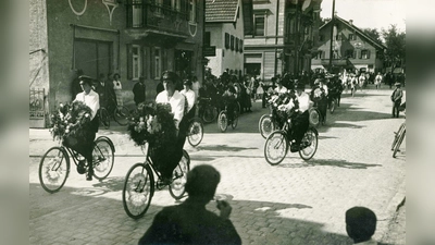 Der Fahrradclub Perlach bei einer Parade auf dem Pfanzeltplatz, vermutlich im Jahr 1924. (Foto: Festring Perlach)