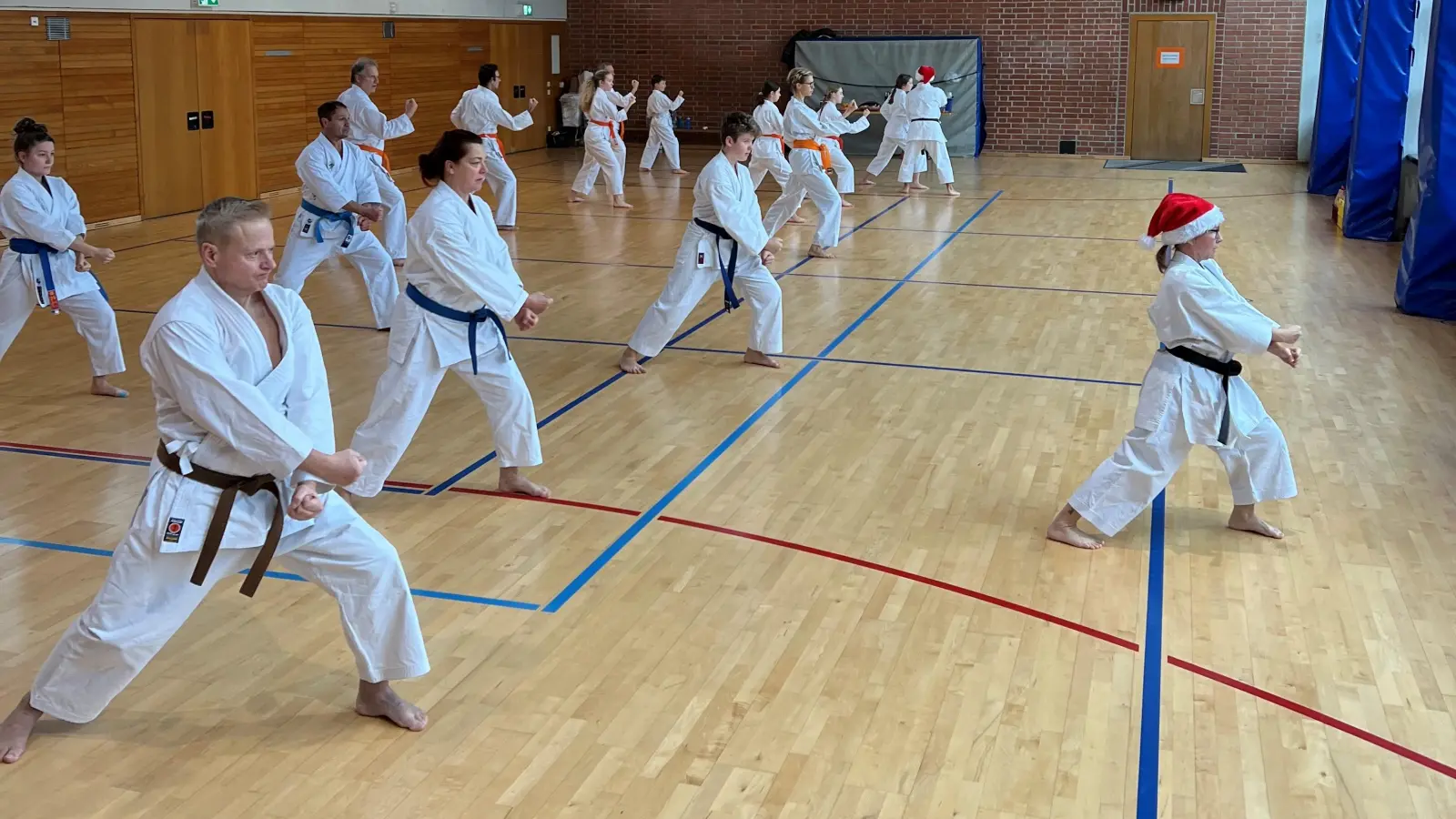 Erst die Arbeit, dann das Vergnügen: Nach dem Karate-Training gab es Süßigkeiten und Getränke. (Foto: Budo-Verein Herrsching e.V.)