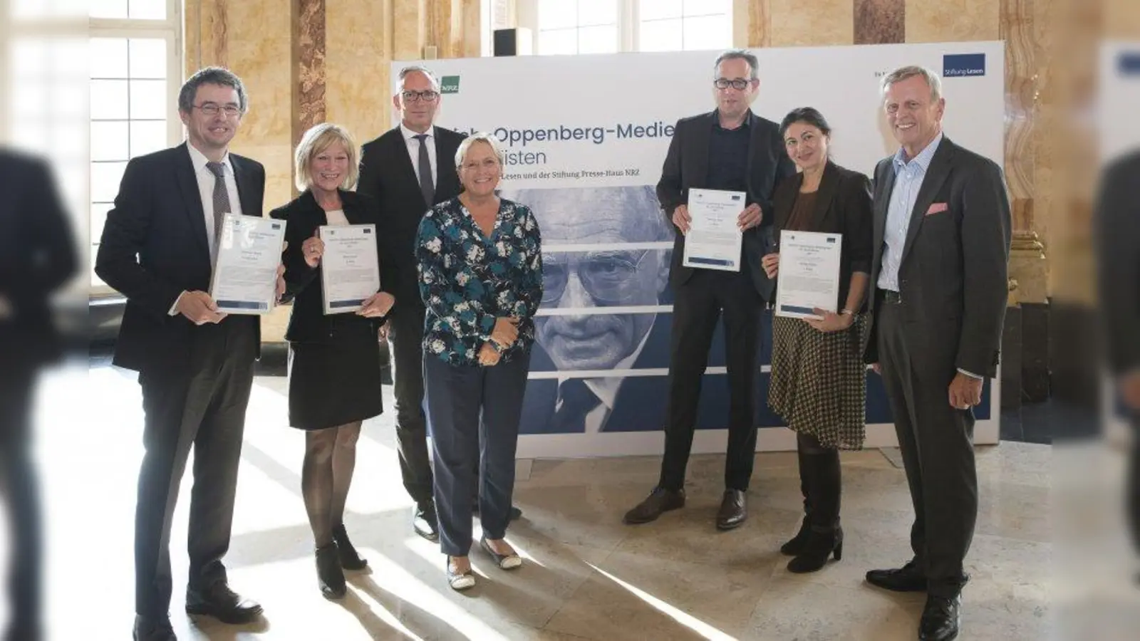 Preisverleihung im Neuen Schloss in Stuttgart (von links): Johannes Beetz (Münchner Wochenanzeiger, Sonderpreis), Petra Cyrus (2. Preis), Dr. Jörg F. Maas (Hauptgeschäftsführer der Stiftung Lesen), Dr. Susanne Eisenmann (amtierende Präsidentin der Kultusministerkonferenz und Kultusministerin Baden-Württembergs),  Thomas Thiel (3. Preis), Hatice Akyün (1. Preis),  Heinrich Meyer (Geschäftsführer der Stiftung Presse-Haus NRZ). (Foto: Michael Wagner)