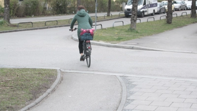 An der Possenhofener Straße, die der radler hier gerade überquert, endet der Radweg (vorne). (Foto: job)