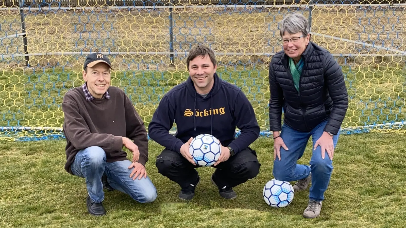 Freuen sich über fair gehandelte Fußbälle (von links): Kai-Niclas Michels vom Weltladen Starnberg, Stefan Meininger, Abteilungsleiter Fußball des SV Söcking und Gisela Rose vom Weltladen Starnberg. (Foto: SV Söcking)