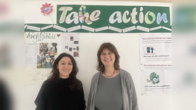 Hala Baalbaki (r.) hat das Jahresthema „Take action” erarbeitet. Mit vielen verschiedenen Aktionen haben sich die Schülerinnen und Schüler inzwischen dazu eingebracht. So hat die pädagogische Fachkraft Müjgân Özcan (l.) mit den 9. Klassen zum Thema Vogelschutz gearbeitet. (Foto: bb)