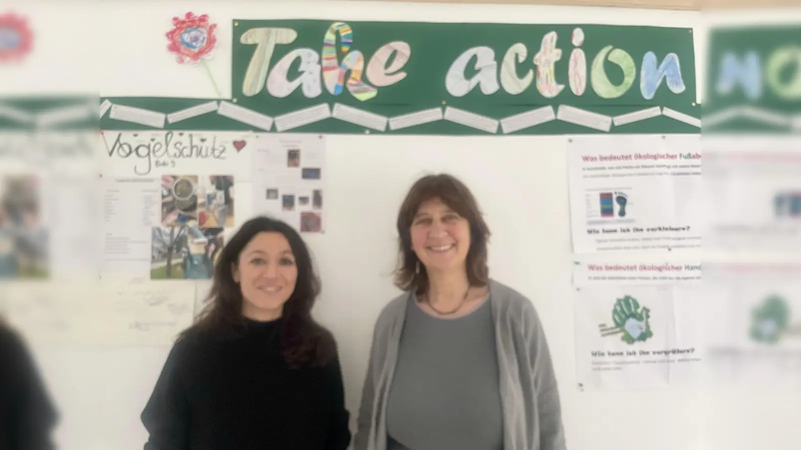 Hala Baalbaki (r.) hat das Jahresthema „Take action” erarbeitet. Mit vielen verschiedenen Aktionen haben sich die Schülerinnen und Schüler inzwischen dazu eingebracht. So hat die pädagogische Fachkraft Müjgân Özcan (l.) mit den 9. Klassen zum Thema Vogelschutz gearbeitet. (Foto: bb)