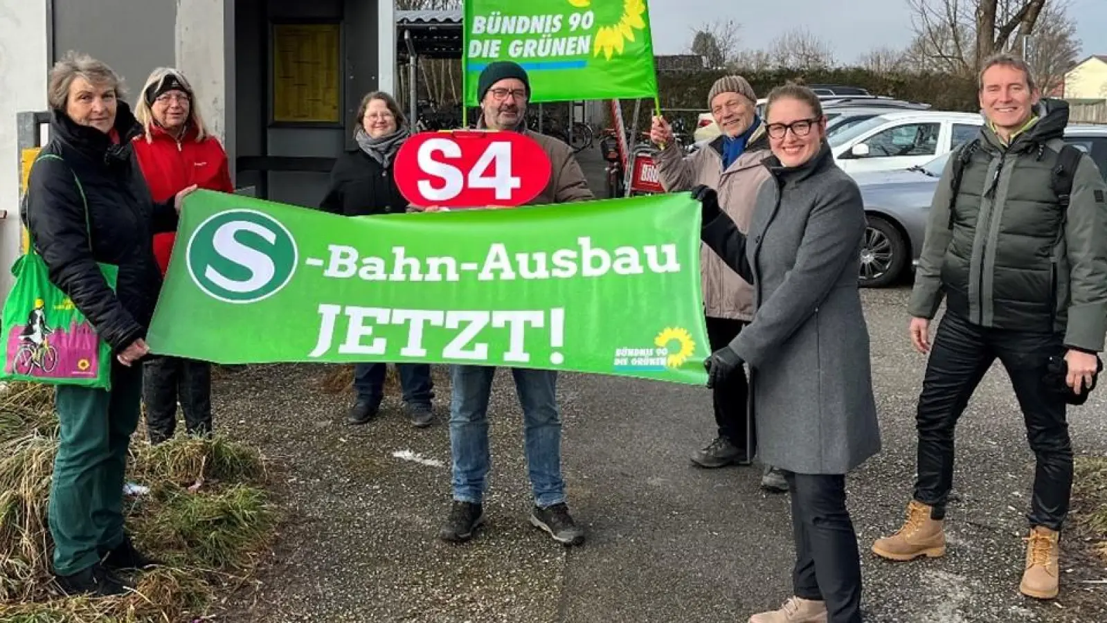 Ortstermin für vier Gleise: Die Grünen-Stadtteilpolitiker (v.l.) Dagmar Mosch, Karin Binsteiner, Anja Callam, Wolfgang Bösing, Sigfried Liedl sowie Stadträtin Julia Post und Landtagsabgeordneter Markus Büchel hoffen auf einen schnellen Ausbau der S4. (Foto: BI "S4 Ausbau jetzt")