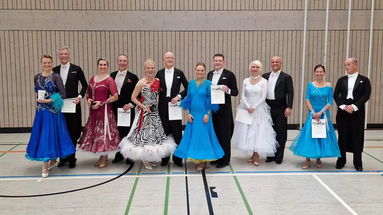 Die Pfaffenwinkelpokal-Turniere wurden in Weilheim durchgeführt. Das Siegerehrungsfoto der Sen III A Standard zeigt auch Tanzpaare aus Weilheim: Christine Huber (rosa Kleid) und Manfred Huber (2. Platz) sowie Monika Marschall (schwarz-weißes Kleid) und Michael Marschall (3. Platz). (Foto: Björn Buschmann)