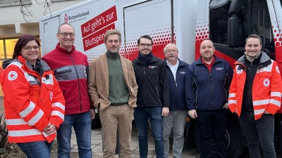 Melanie Vieregg, Bernhard Seidenath, Richard Reischl, Dennis Behrendt, Hans Ramsteiner, Timo Weiersmüller und Max Frisch (von links) sind dankbar für die vielen Blutspender. (Foto: BRK)