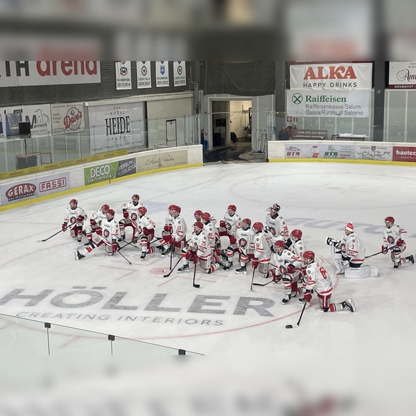 Mit den Fans in der Kurve feiern die Spieler des EHC Klostersee den Klassenerhalt. (Foto: smg/EHC)