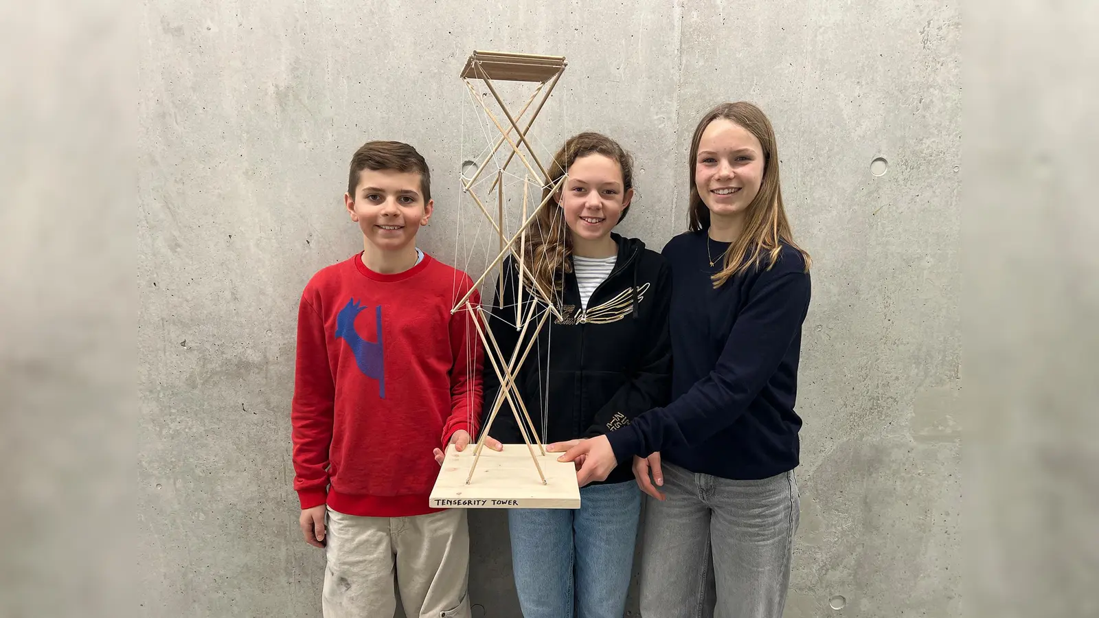 Ronja Rohm, Anna Seidenspinner, Moritz Weiß aus dem Thomas-Mann-Gymnasium erhielten für ihren Tower gleich zwei Preise.<br> (Foto: Tobias Hase / BayIKa)