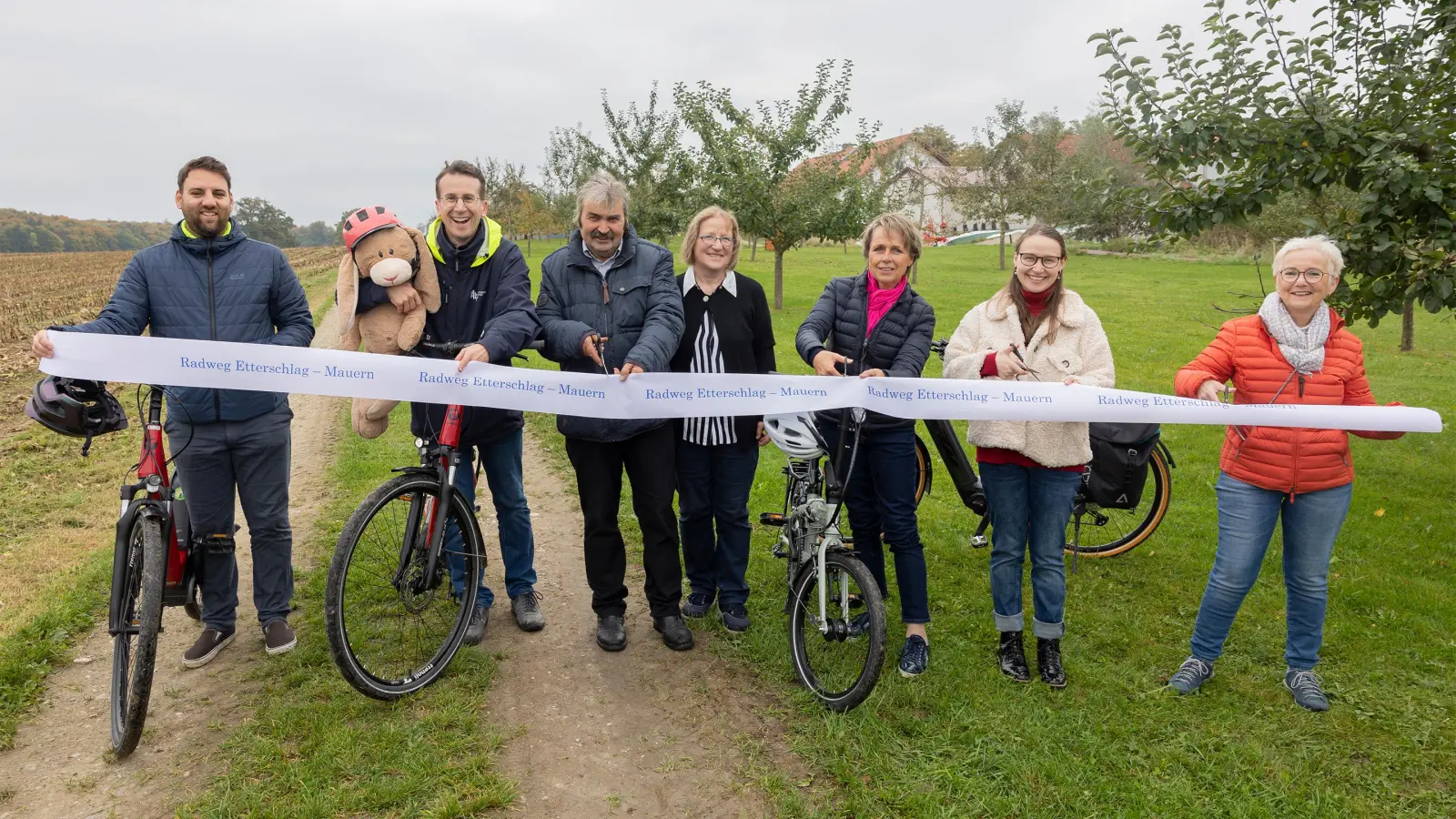 Radverkehrsbeauftragter Daniel Pichlmeier, Landrat Stefan Frey, Grundeigentümer Josef und Monika Müller, stellvertretende Landrätin aus Fürstenfeldbruck Martina Drechsler, Franziska Müller und Wörthsees Bürgermeisterin Christel Muggenthal (von links) eröffnen gemeinsam den neuen Radweg. (Foto: Landratsamt Starnberg)