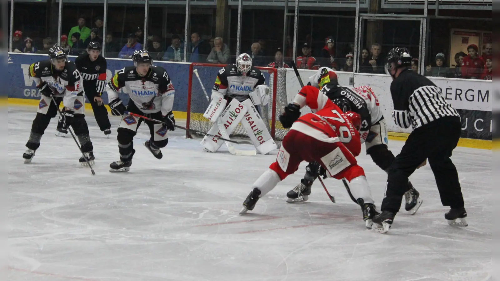 Auf heimischen Eis wollen die Rot-Weißen am Sonntag (Spielbeginn 17.30 Uhr) mit einigen wiedergenesenen Spielern gegen die Passau Black Hawks drei Punkte einfahren. (Foto: smg )