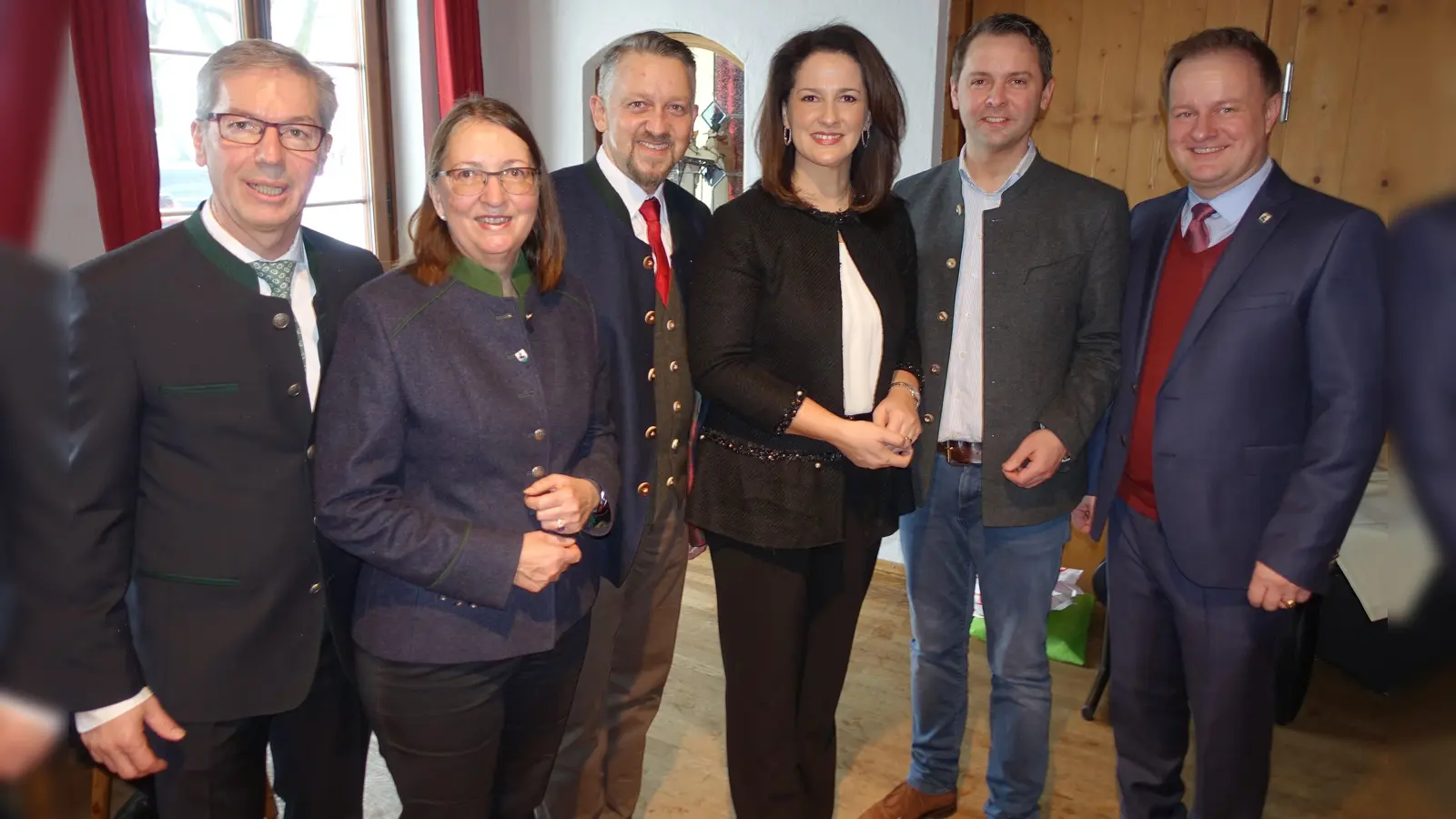 Florian Wieser, Susanne Linhart, MdL Thomas Huber, Staatsministerin Michaela Kaniber, MdB Dr. Andreas Lenz und Landrat Robert Niedergesäß (v. li.). (Foto: CSU Grafing)