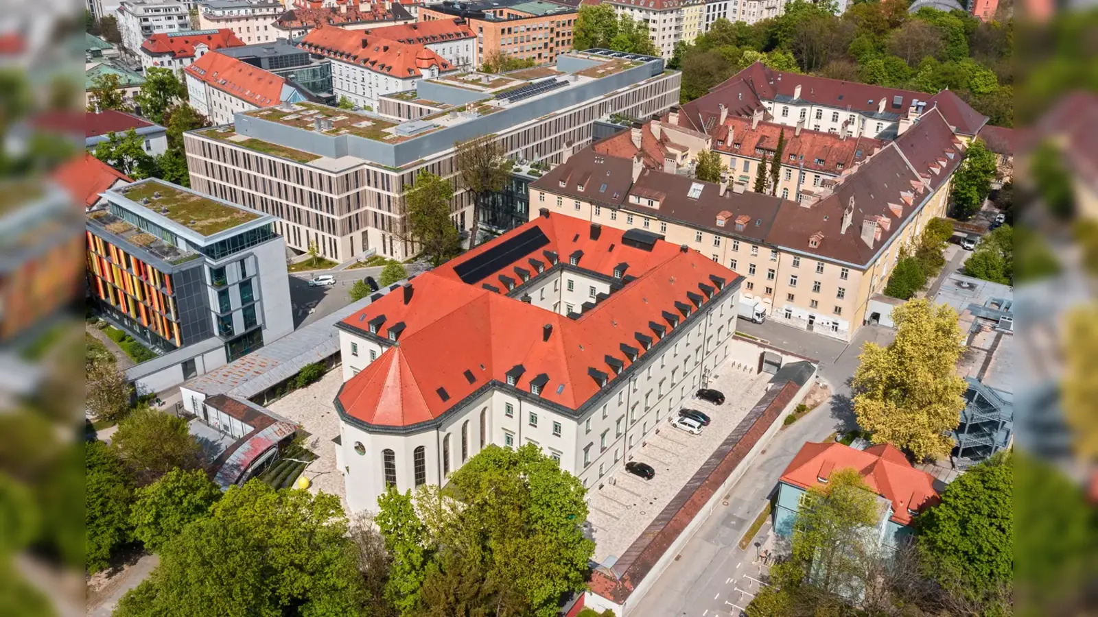 Das St.-Vinzenz-Haus (vorne rechts) liegt in direkter Nachbarschaft zur Klinik für Kinder- und Jugendpsychiatrie (vorne links) sowie zur Klinik und Poliklinik für Psychiatrie und Psychotherapie am Campus Innenstadt des LMU Klinikums. (Foto: LMU Klinikum München)