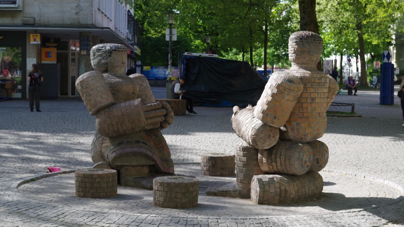 Am Rotkreuzplatz soll noch in diesem Jahr ein Trinkwasserspender errichtet werden. Der Zierbrunnen mit dem steinernen Paar wird dann – darauf hoffen die Stadtteilbewohner – auch wieder sprudeln. (Foto: Beatrix Köber)