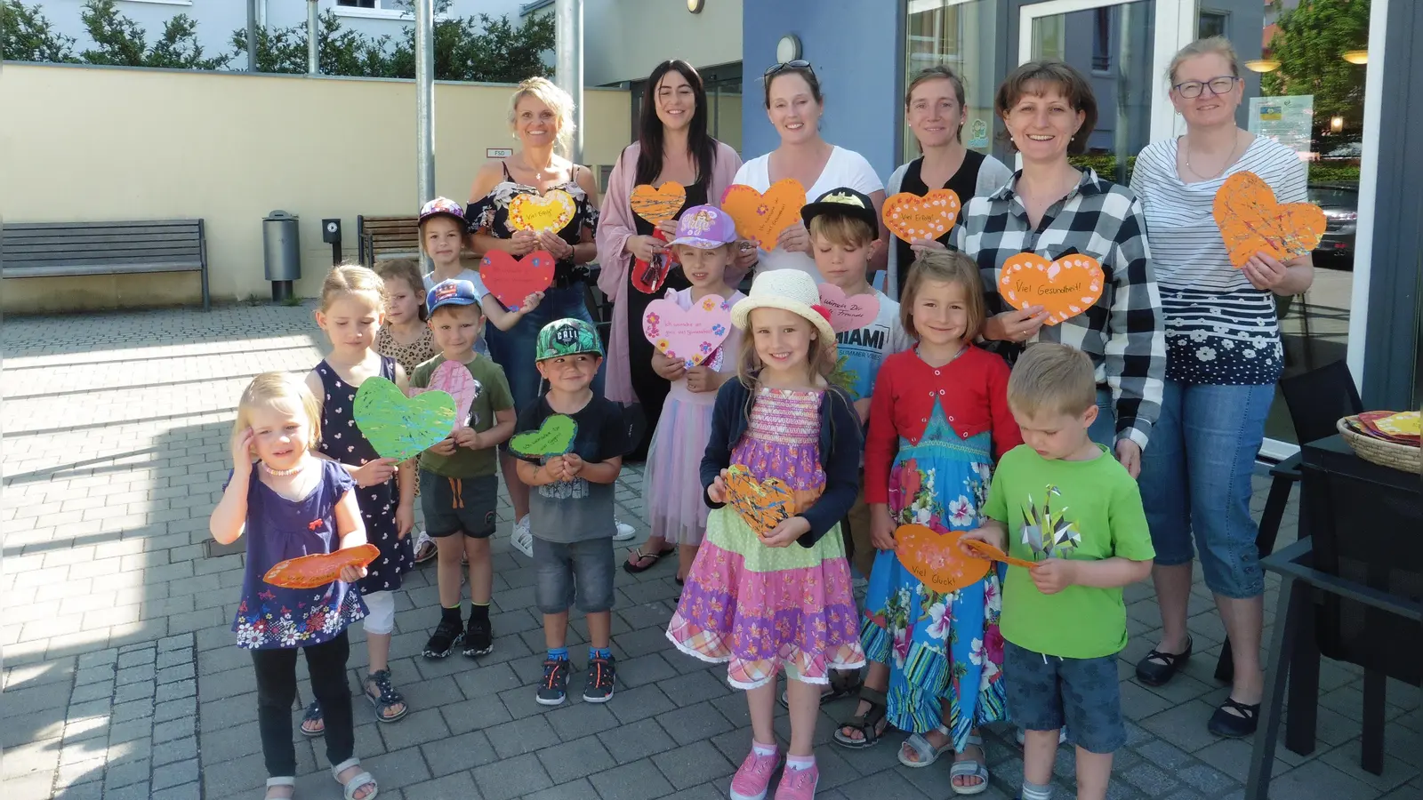 Zur 100-Jahr-Feier bastelten die Kinder der Kindertagesstätte St. Johann viele Herzen, die sie im Caritas-Seniorenzentrum St. Ulrich verteilten. (Foto: Kita St. Johann)