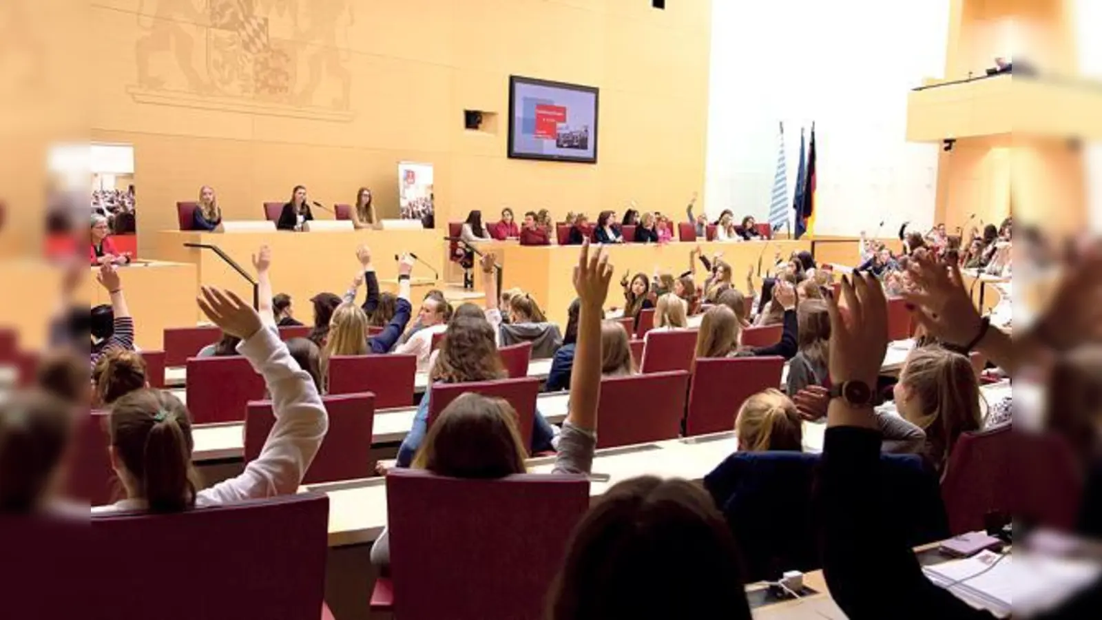 Schülerinnen aus Vaterstetten erleben beim Mädchenparlament Politik hautnah.	 (Foto: MdL)