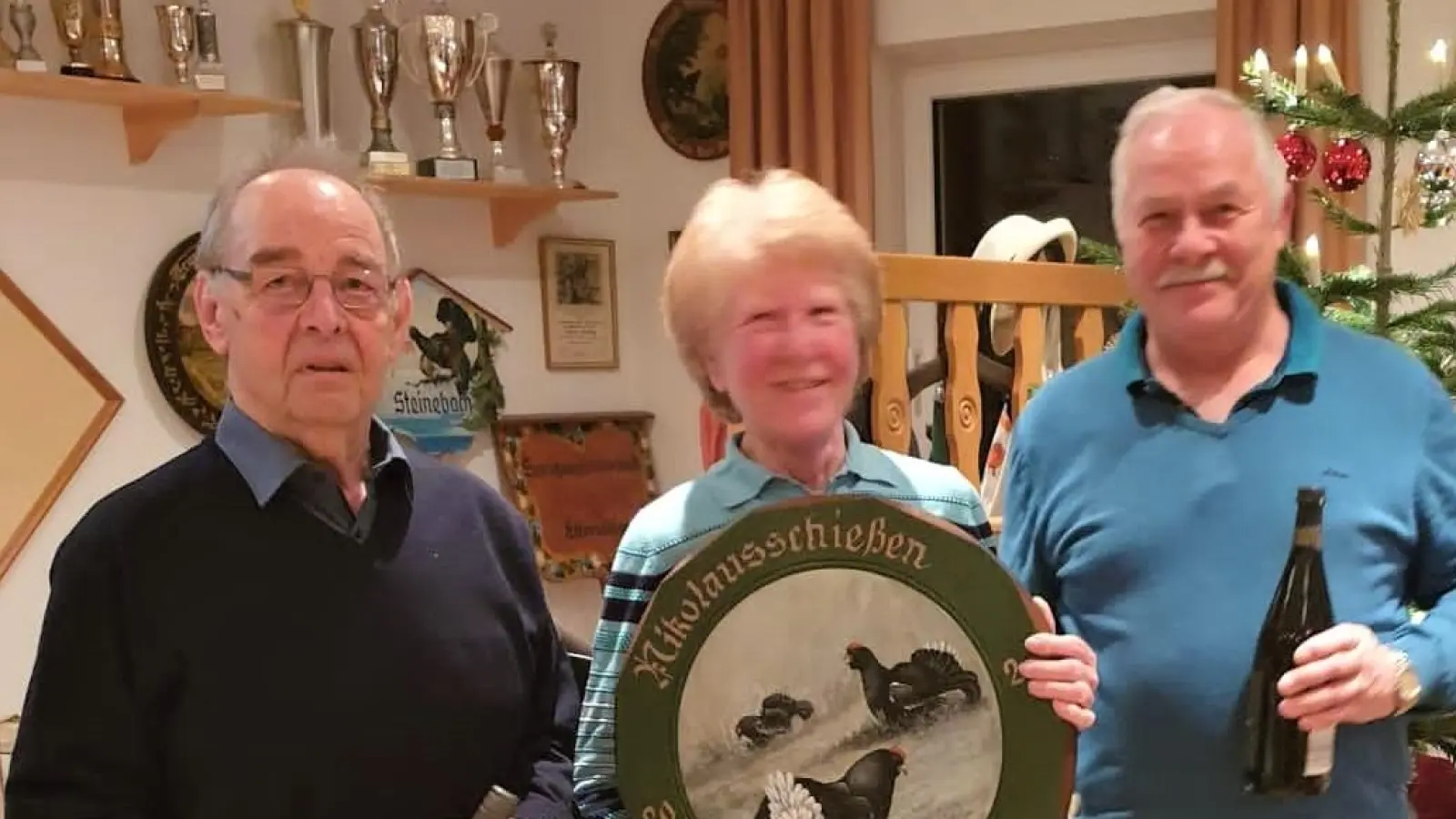 Werner Riedel (von links), Sieglinde Gartner und Max Wischnewski waren die glücklichen Gewinner beim Nikolausschießen des Eintracht Etterschlag. (Foto: Eintracht Etteschlag)