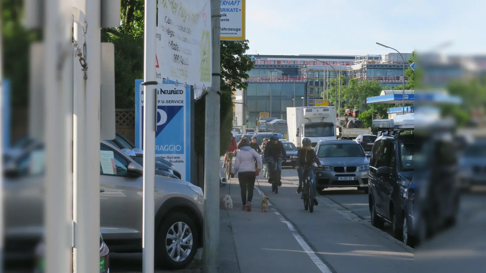 So sieht die Realität in Sachen „Fahrrad-Freundlichkeit” leider noch immer aus: holprige, zu schmale Radwege neben dichtem Autoverkehr.  (Foto: Andras Egeressy, ADFC)