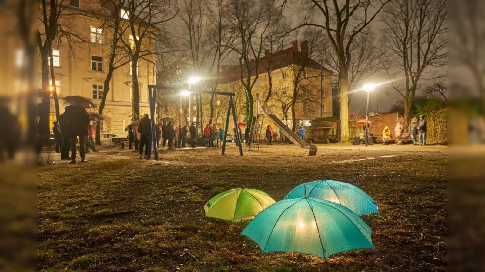 Am Laimer Platz erwartete die Besucher des Kunst- und Musikparcours drei Musikstücke von Martin Ott. Die erleuchteten Regenschirme von Sophie Johanna Kaiser führten als roter Faden durchs Viertel. (Foto: Michael Campos Viola)