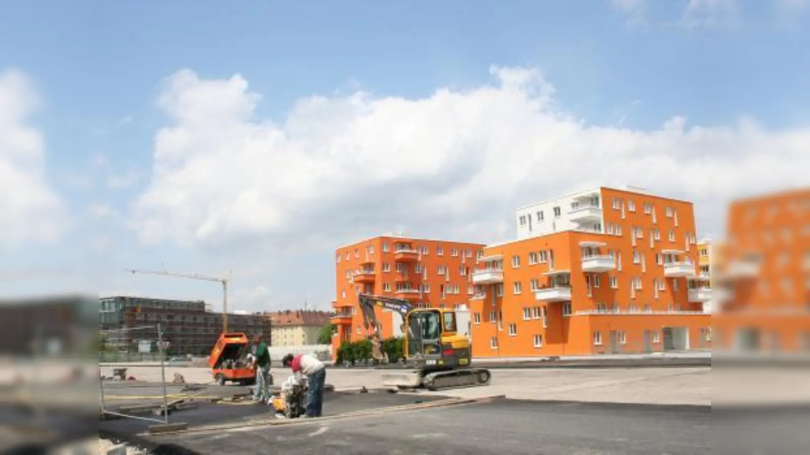 Wenn die Bauarbeiten beendet sein werden, sollen Asphaltwege auf dem „Platz für das Quartier” zum Gang durch die Freizeitoase auf dem Bahndeckel verleiten. (Foto: tg)