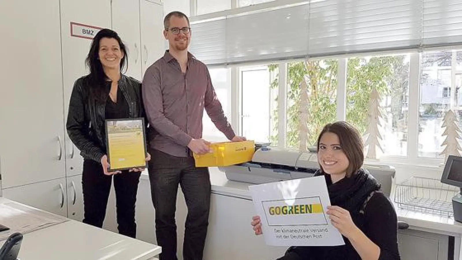 Anja Rüffer (Bürgerbüro), Andreas Nemetz (Umweltreferent) und Johanna Huttner (Bürgerbüro) vor der Frankiermaschine (von links nach rechts).	 (Foto: Gemeinde Haar)