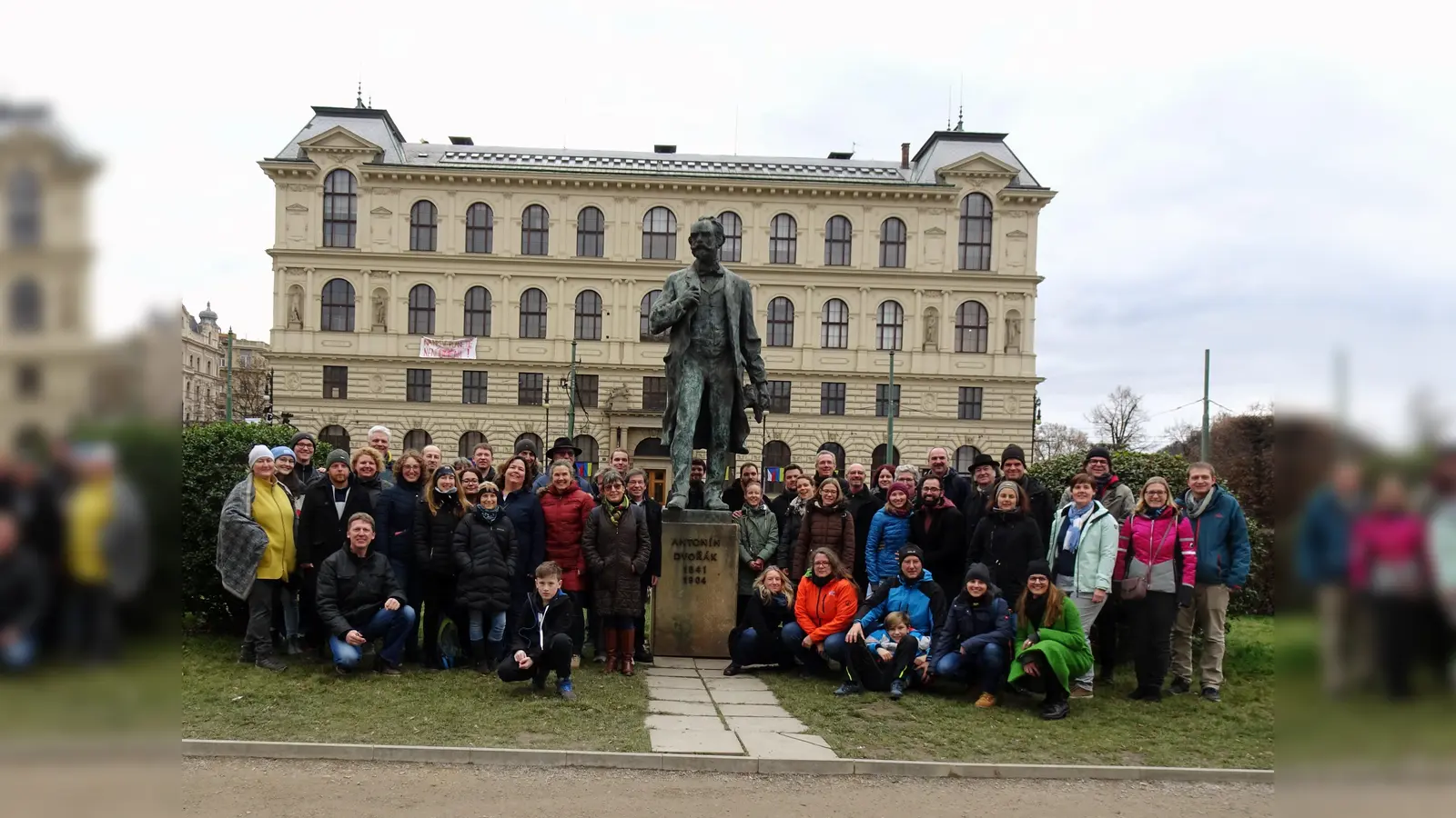 Auch ein Gruppenfoto zusammen mit Antonín Dvořák musste unbedingt sein; zumindest mit seiner Statue vor dem Rudolfinum.  (Foto:  © Stadtkapelle Germering)