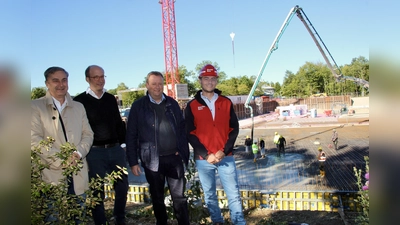 „Endlich geht es richtig los“, meinte Planer Markus Staller (l.) an der Baustelle für die Dreifeldturn- und Schwimmhalle in Lochham. Mit ihm überzeugten sich Architekt Patrick Stemler, Bürgermeisteer Peter Köstler und Bauleiter Lucasd Straub (v.l.) vom Baufortschritt. (Foto: us)