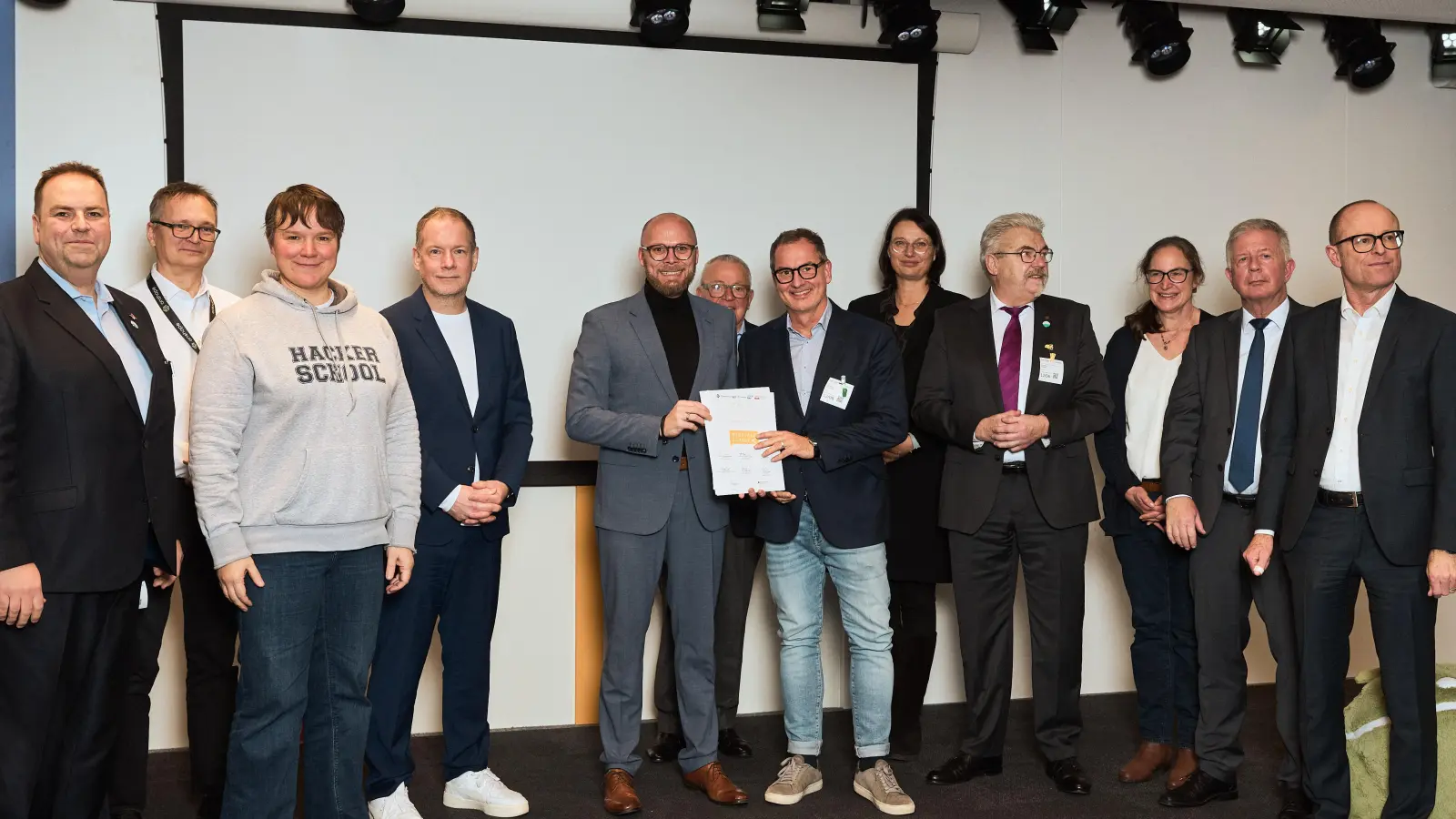 Die Ehrung übergaben voller Stolz (v.l.) Dr. Sebastian Groß, Mathworks; Jörg Iske, PTC; Dr. Julia Freudenberg, Hacker School; Christian Fischer, MINT Zukunft/DTAG; Digitalstaatsminister Dr. Fabian Mehring; Thomas Sattelberger, MINT Zukunft; Elke Thoma, Google Germany; Werner Battke, VDE; Judith Herrmann, MINT Zukunft; Dr. Wolfgang Mutter, STMUK; Dr. Christof Prechtl an Schulleiter des Grünwalder Gymnasiums, Stephan Sprenger (Mitte).  (Foto: Fabian Vogel)