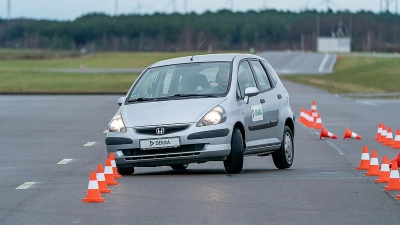 „Elchtest“: Im ursprünglichen Zustand bricht das Versuchsfahrzeug bei 70 km/h aus – und das mit einem professionellen Testfahrer. Für Fahranfänger wäre das Fahrzeug in einer solchen Situation schon bei deutlich geringeren Geschwindigkeiten nicht mehr kontrollierbar.  (Foto: DEKRA / Thomas Küppers)