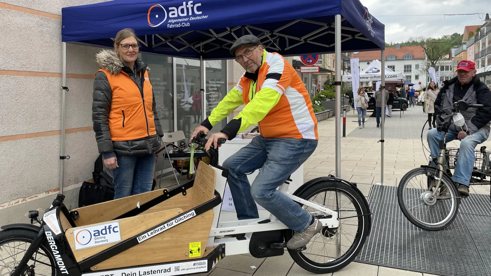 Birgit Wessel und Fritz Carl von der Gilchinger Ortsgruppe des ADFC stellten beim Marktsonntag das Leihlastenrad vor. (Foto: pst)