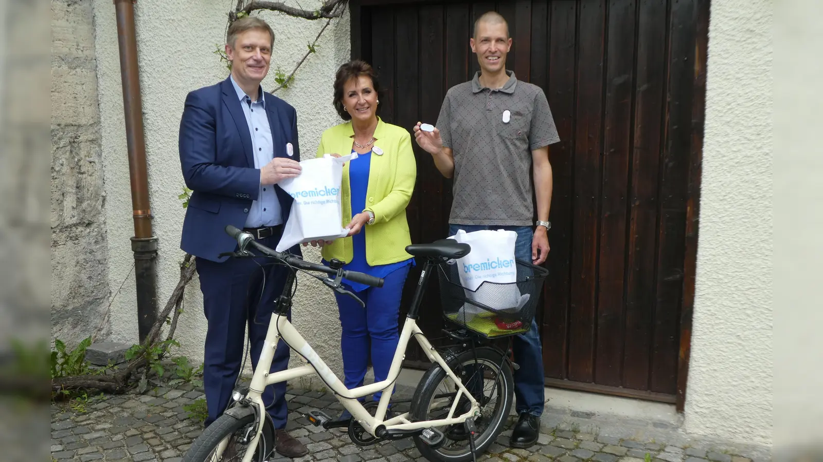 Björn-Ole Neumann (links), Geschäftsführer Bremicker Verkehrstechnik, überreichte der Zweiten Bürgermeisterin Angelika Flock und dem Radverkehrsbeauftragten Stefan Frenzl 500 Reflektorenleuchten. (Foto: Stadt Weilheim)