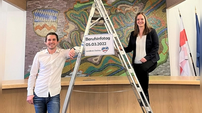 Auf die Karriereleiter helfen Verena Strobl und Andreas Zigldrum, die beiden Ausbildungsbeauftragten des Landratsamtes Dachau. (Foto: LA Dachau)