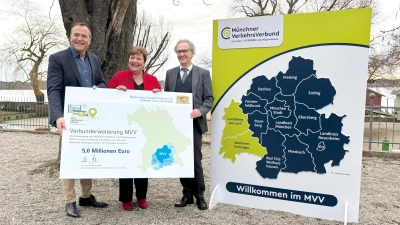 Landrat Thomas Eichinger (Landsberg), Landrätin Andrea Jochner-Weiß (Weilheim-Schongau) und Ministerialdirigent Josef Rott (Bayerisches Staatsministerium für Bauen, Wohnen und Verkehr) beim Überreichen der Förderbescheide zum MVV-Beitritt (von links).  (Foto: MVV)