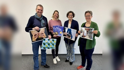 Die VHS bietet ein großes Programm mit fünf Themenreihen (v.l.): Vereinsvorsitzender Klaus Tonte sowie das VHS-Team mit Sussanne Reicheneder, Karola Albrecht und Julika Bake. (Foto: Ulrike Seiffert)