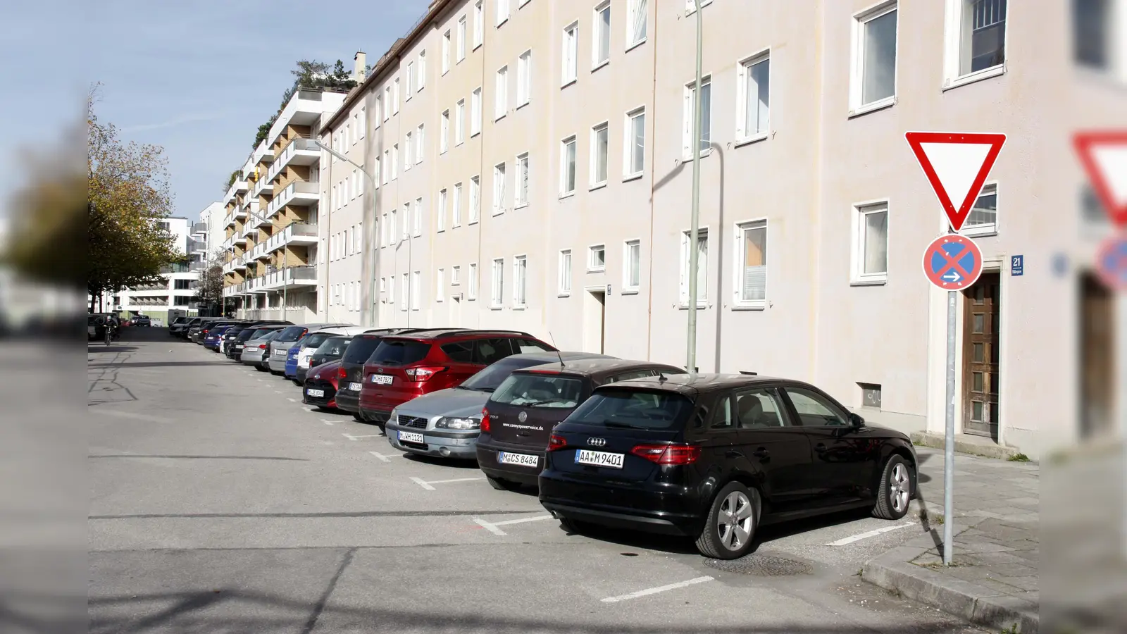 Die Parkplätze in der Flößergasse sollten nicht länger quer angelegt sein, finden die Bürger. (Foto: job)