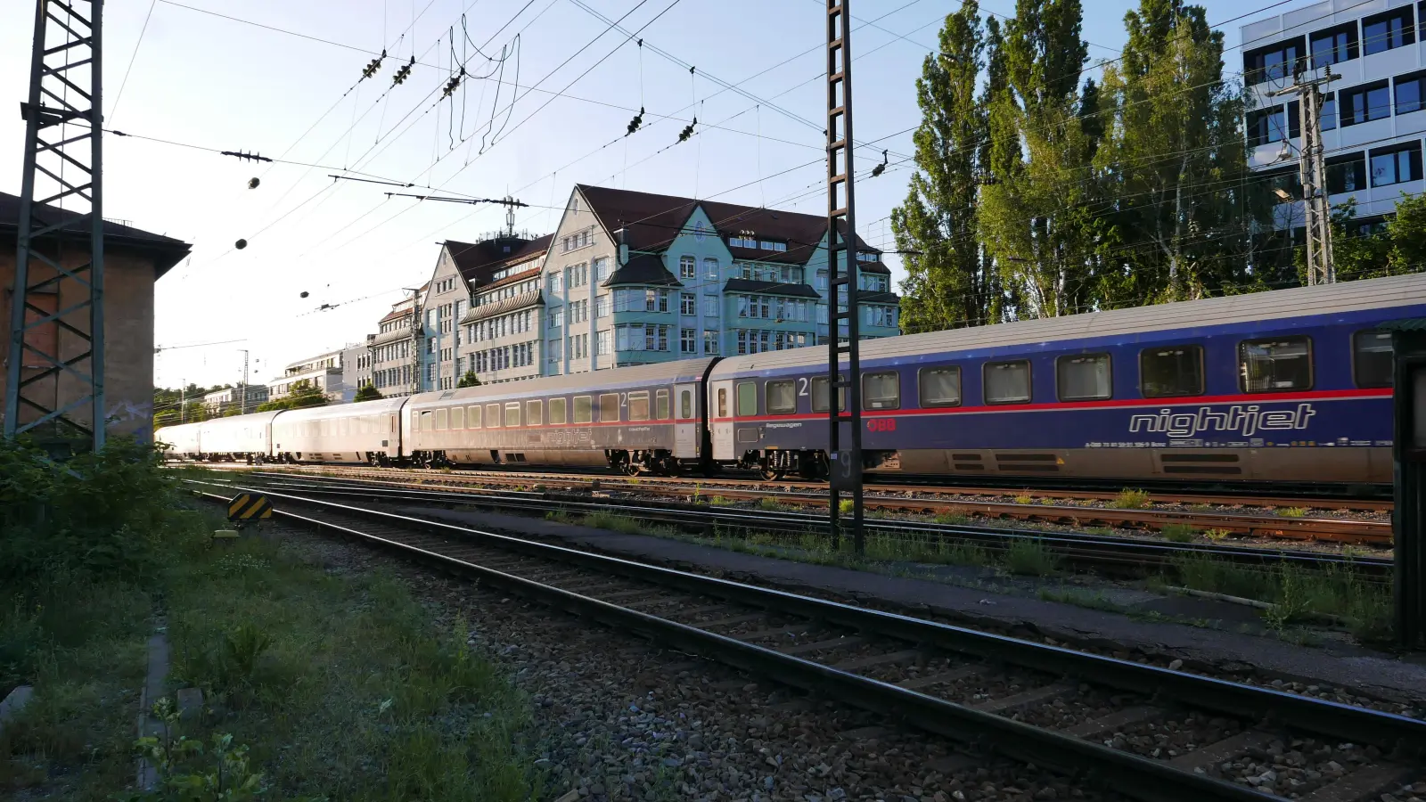 Noch gibt es keinen Haltepunkt: Ein Zug fährt an der südlichen Gleisharfe in Sendling durch. (Foto: lsc)