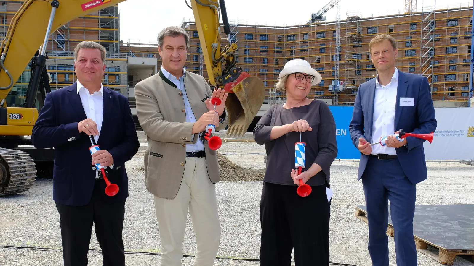 Freuen sich über die zahlreichen neuen Wohnungen (v. l.) Bauminister Christian Bernreiter, Ministerpräsident Dr. Markus Söder, Prof. Hilde Leon, Geschäftsführerin des Architekturbüro léonwohlhage und Stadibau-Geschäftsführer Andreas Nietsch. (Foto: Robert Bösl)