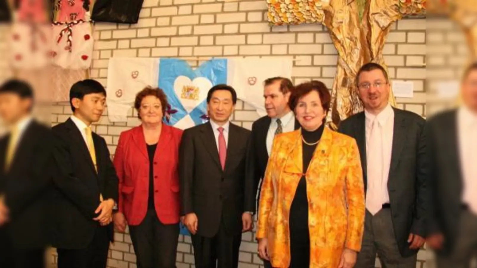 Hoher Besuch im Bert-Brecht-Gymnasium: In Anwesenheit des japanischen Generalkonsuls Junichi Kosuge (3.v.l.) und des Vizekonsuls Yasuteru Suzuki (l.) wurde die Wanderausstellung „Japanisches Spielzeug“ eröffnet. Gisela Fischer und Helmut Satzl sowie Stadtschulrätin Elisabeth Weiß-Söllner und Stadtrat Christian Müller (v.l.) begrüßten die Gäste. (Foto: US)