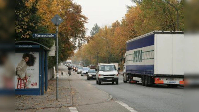 Ohne Pause rollt in der Meyerbeerstraße der Verkehr. Nach Willen der Anwohner soll sich die Stadt nun endlich um Verkehrsberuhigung kümmern. Auch die Idee einer Querungshilfe an der Würmkanalbrücke könnte dann wieder aufleben. (Foto: US)