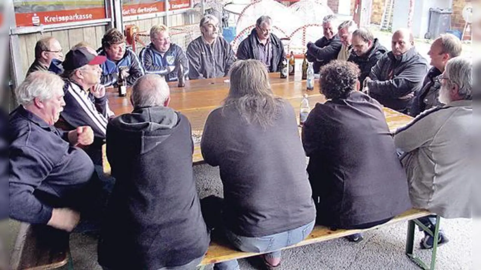 Lagebesprechung der vielen freiwilligen Helfer für die anstehenden Arbeiten im Grafinger Eisstadion.	 (Foto: smg)