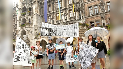 Gemeinsam mit Bürgermeisterin Verena Dietl (2. von rechts) und Sozialreferentin Dorothee Schiwy (rechts) präsentieren Teilnehmerinnen und Teilnehmer der Spielstadt Mini-München ihre selbst gebastelten Kostüme. (Foto: Michael Nagy/LHM)