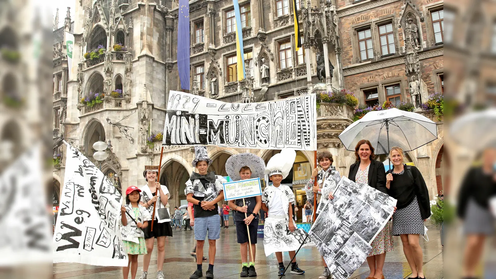 Gemeinsam mit Bürgermeisterin Verena Dietl (2. von rechts) und Sozialreferentin Dorothee Schiwy (rechts) präsentieren Teilnehmerinnen und Teilnehmer der Spielstadt Mini-München ihre selbst gebastelten Kostüme. (Foto: Michael Nagy/LHM)