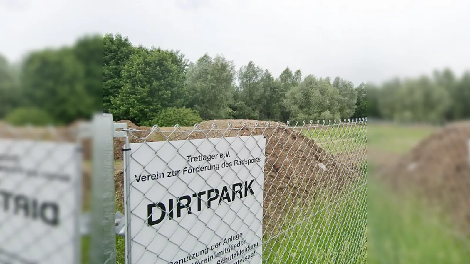 Noch gibt es einiges zu tun auf dem Dirtbike-Parcoursgelände des Vereins Tretlager an der Fideliostraße und am Salzsenderweg.  (Foto: ikb)