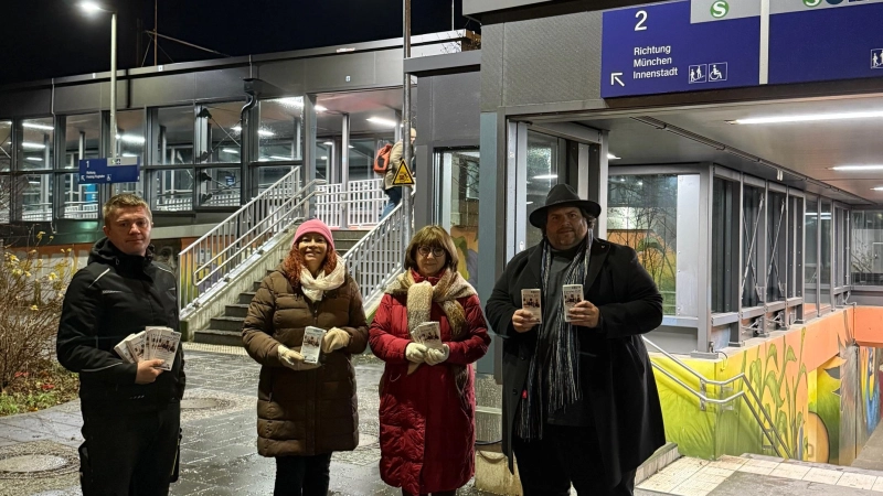 Martin Baumann, Marie Kowoll, Evi Götz und Stefan Krimmer (v.l.) zeigen den handlichen Fahrplan. (Foto: CSU USH)