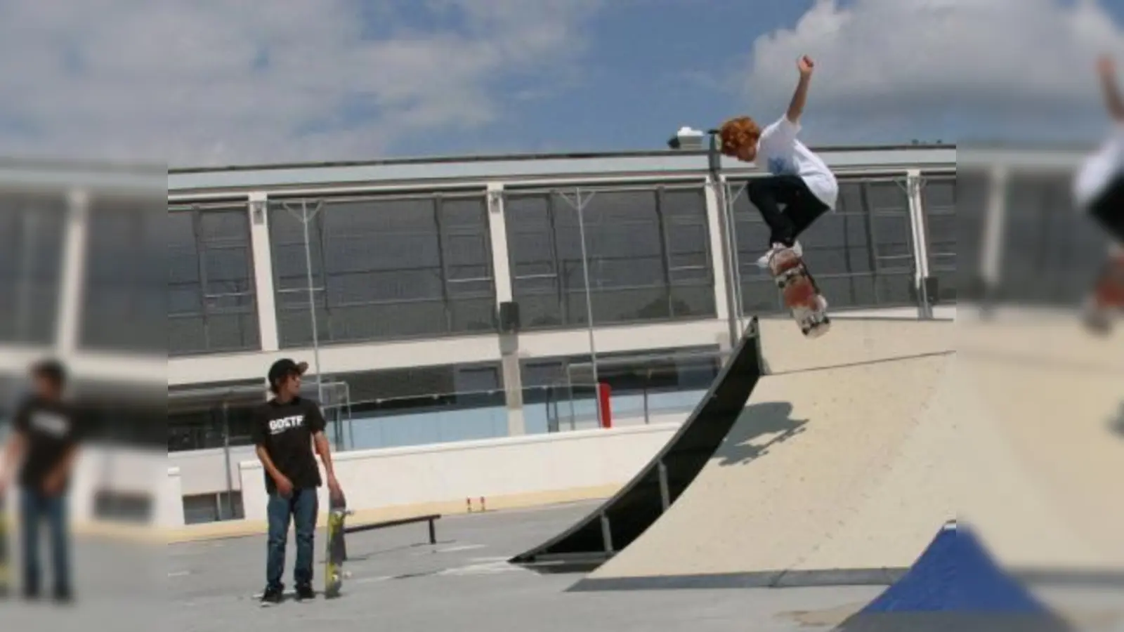 Tim und Philipp finden die Skaterbedingungen in der Agnes-Bernauer-Straße super. So eine ähnliche Anlage könnte bald auch in Obermenzing an der Lochhausener Straße entstehen. (Foto: us)