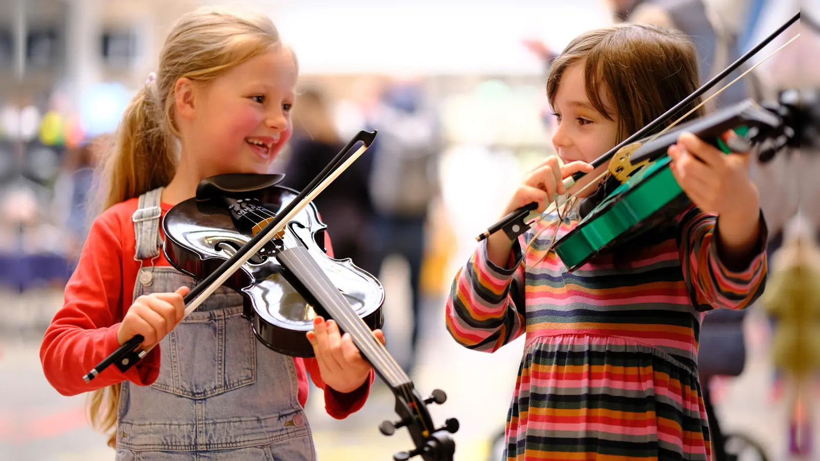 Wie hält man eigentlich eine Geige? Das erfahren Kinder beim Musikfest „Der Gasteig brummt!”. (Foto: Benedikt Feiten/Gasteig)