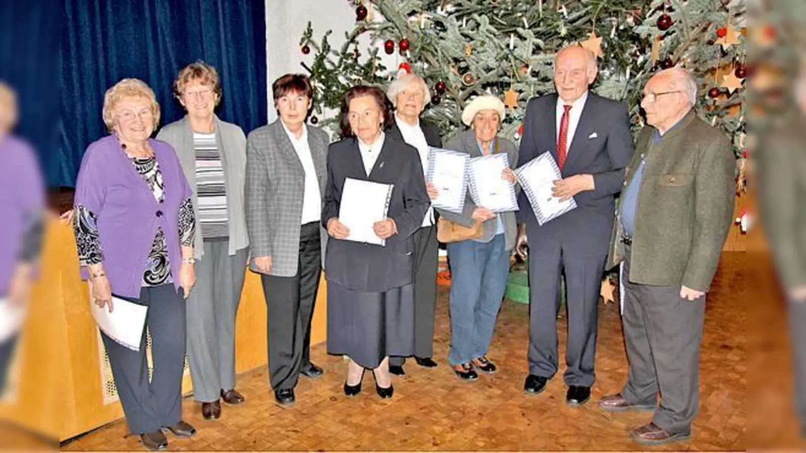 Von  (Foto: Marianne Bindas, Christl Haimerl, Brigitte Scholle, Maria Weinzierl, Katharina Tafelmeier, Magdalena Briechle, Lorenz Wagatha, und Gerhard Domke.)