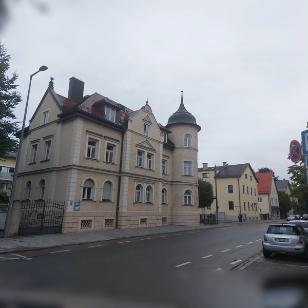 In der Pelkovenstraße findet man viele denkmalgeschützte Häuser – vom Bauernhaus bis zur Villa. (Foto: bas)