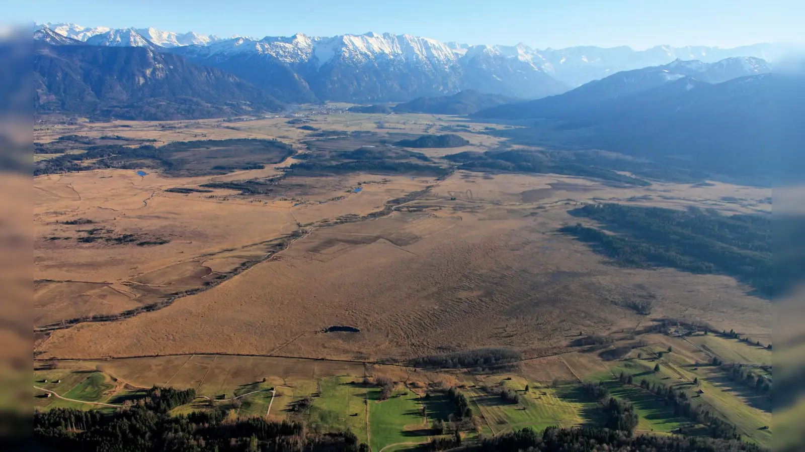 Interessantes über Moore und Klimaschutz gibt es in der Fensterausstellung im Naturschutz- und Jugendzentrum Wartaweil zu sehen, wie die Luftaufnahme vom Murnauer Moos von Klaus Leidorf. (Foto: Klaus Leidorf)