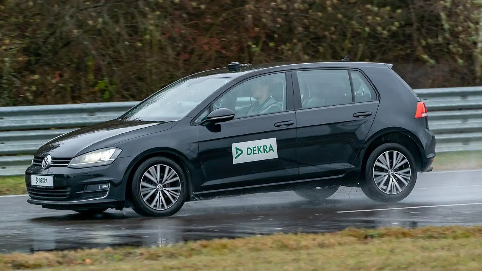 Vollbremsung aus 160 km/h: Mit erneuerten Bremsen, Reifen und Stoßdämpfern verringert sich der Bremsweg deutlich. <br> (Foto: DEKRA / Thomas Küppers )