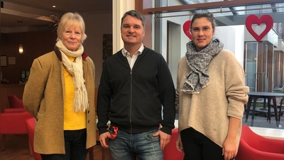 Gemeinsam zum Wohle der Senioren aktiv: Ursula Mayer (1. Vorstand des Hospizkreis Ottobrunn e.V.); Andreas Semmler (Einrichtungsleiter der AWO) und Madeleine Just (Koordinatorin des Hospizkreis Ottobrunn e.V.). (Foto: Kreßner)